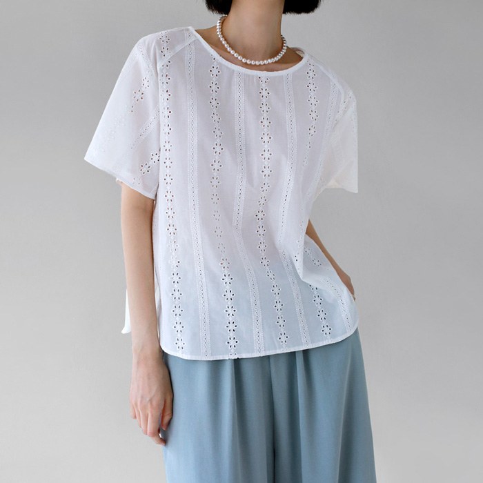 Round neck embroidery bl