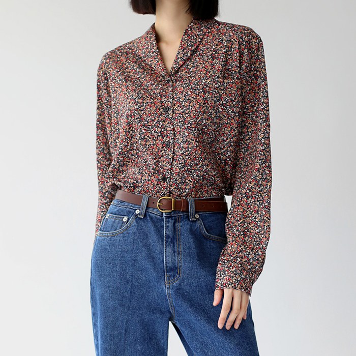 Round collar flower blouse