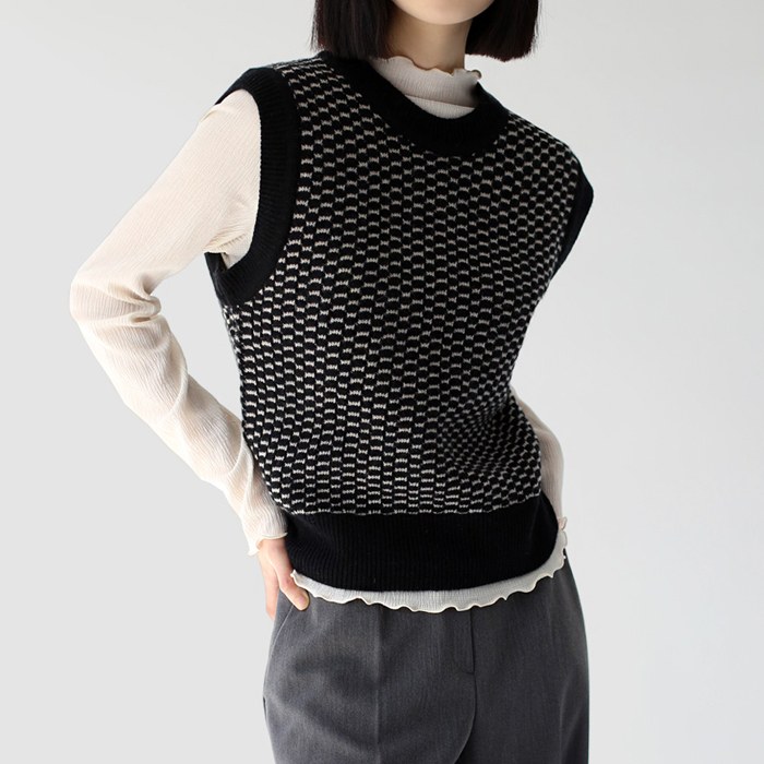 Round neck check knit vest