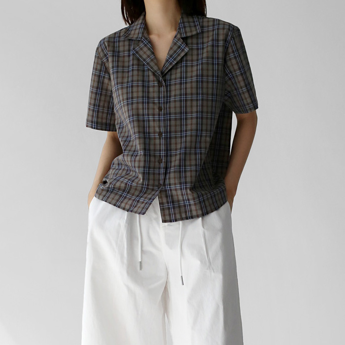 Check collar shirt