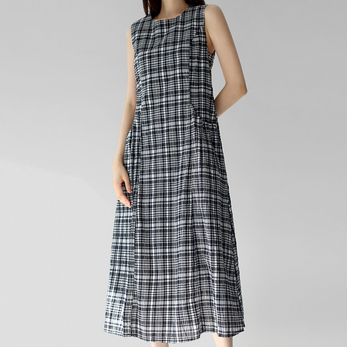 Check sleeveless one-piece