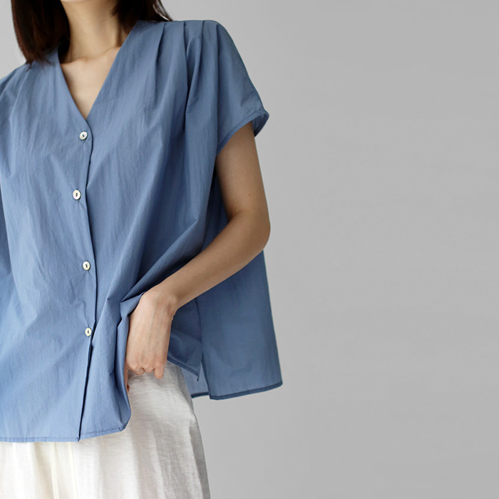 Shoulder shirring blouse