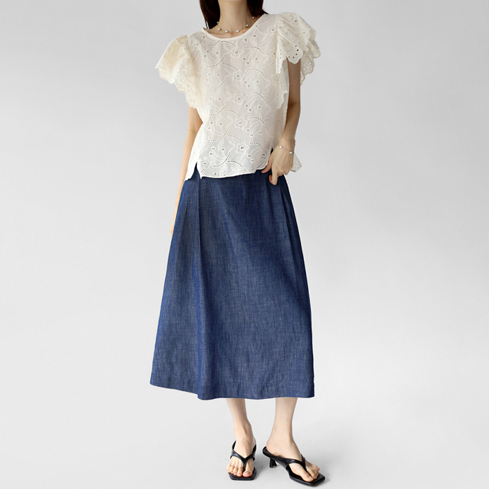 Button-adjustable denim skirt