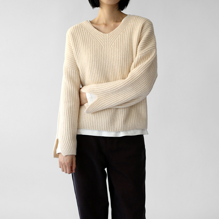 Stay V-neck knit top