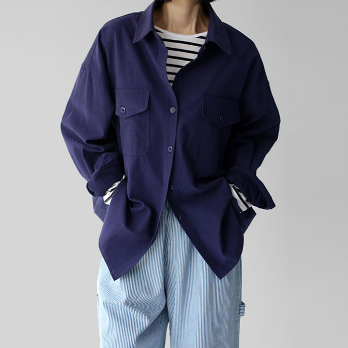 Two-pocket loose-fit shirt